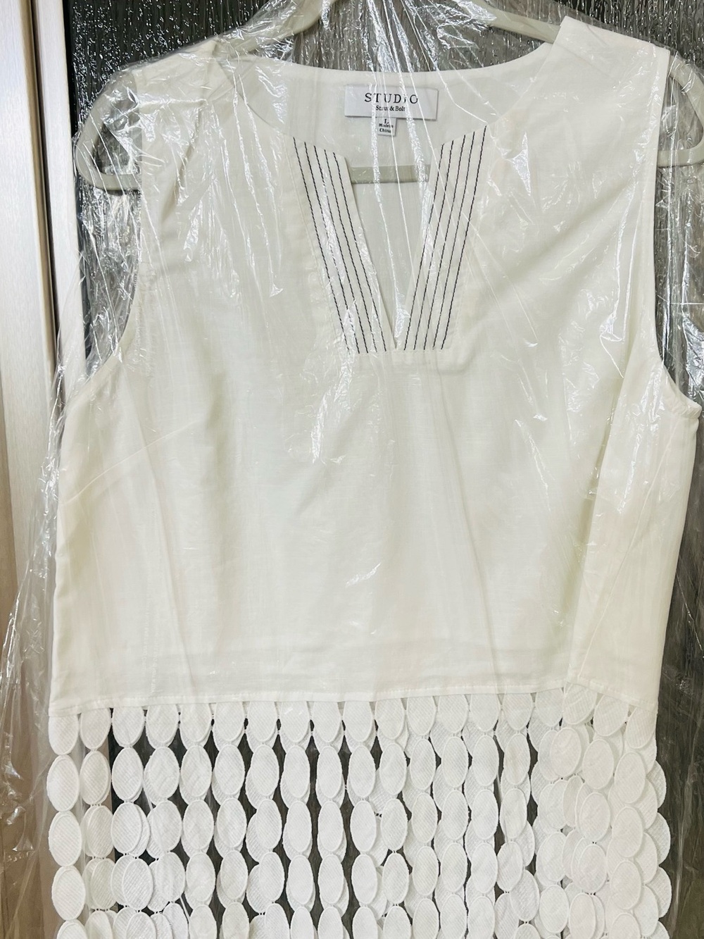 STUDIO White Sleeveless Embroidered Lace-Hem Top almost new